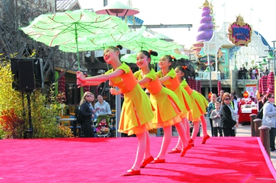 欢乐春节小红花在迪士尼乐园表演